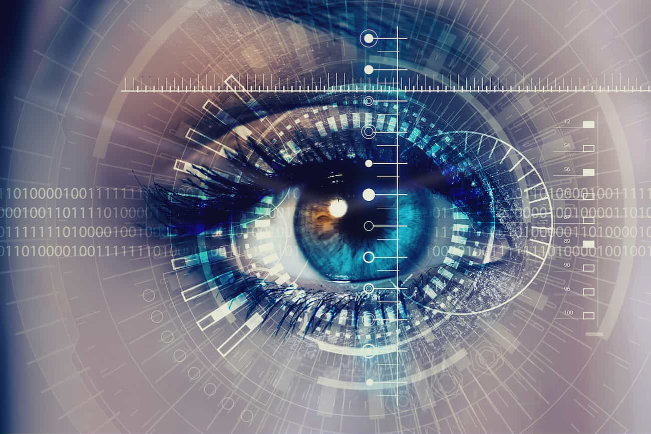 Nahaufnahme eines Auges mit fortschrittlichen Eye-Tracking-Technologien, symbolisiert die Forschung und Analyse im User Research Lab.