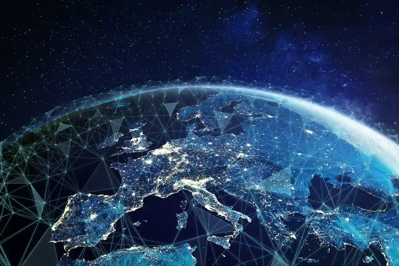 Darstellung von Europa bei Nacht mit leuchtenden Netzwerken und globalen Verbindungen, die die digitale Vernetzung und die Belastbarkeit von Software symbolisieren.